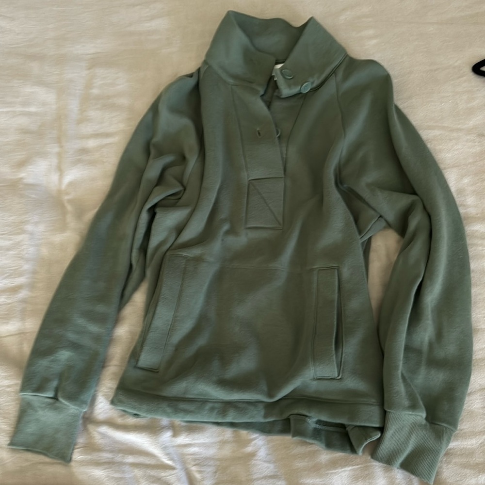 Green buttoned Pullover sweatshirt with kangaroo pocket